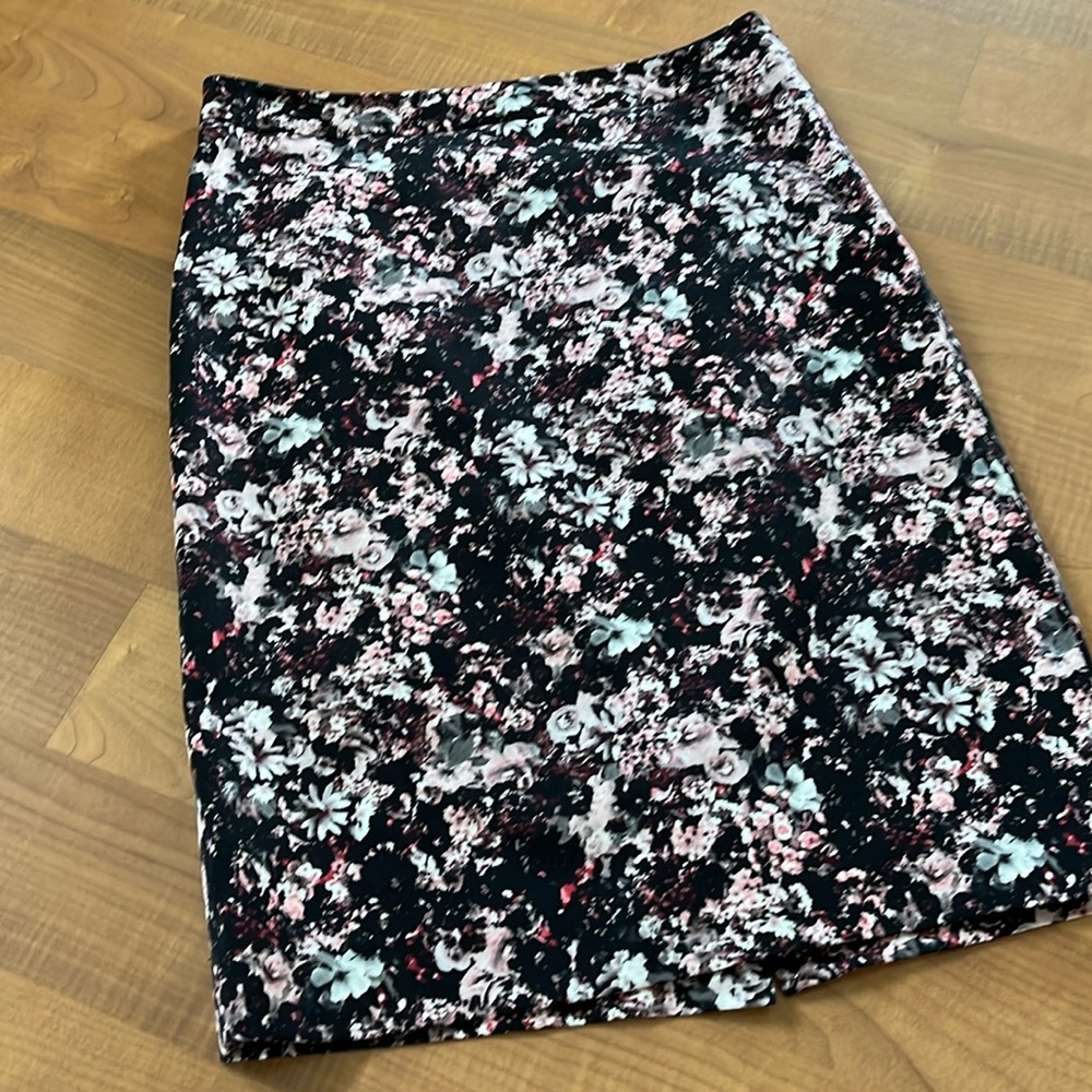 Patterned Pencil skirt size 8